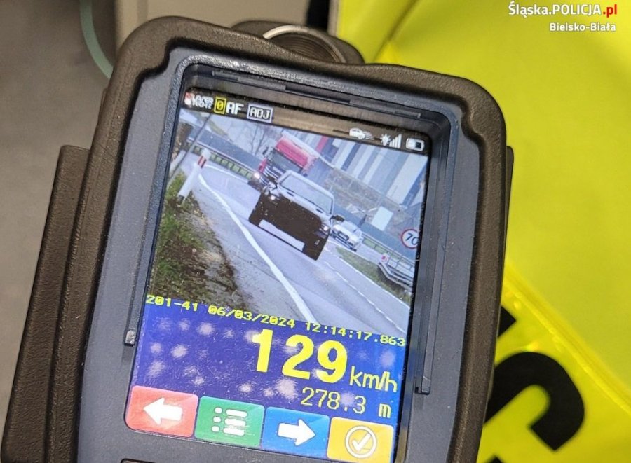 Recydywista pędził 126 km/h. Funkcjonariusze „nagrodzili” go bonusem - foto