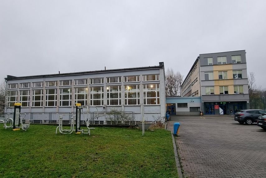 Bielska szkoła doczeka się remontu siedziby. Będzie nowa elewacja i winda - foto