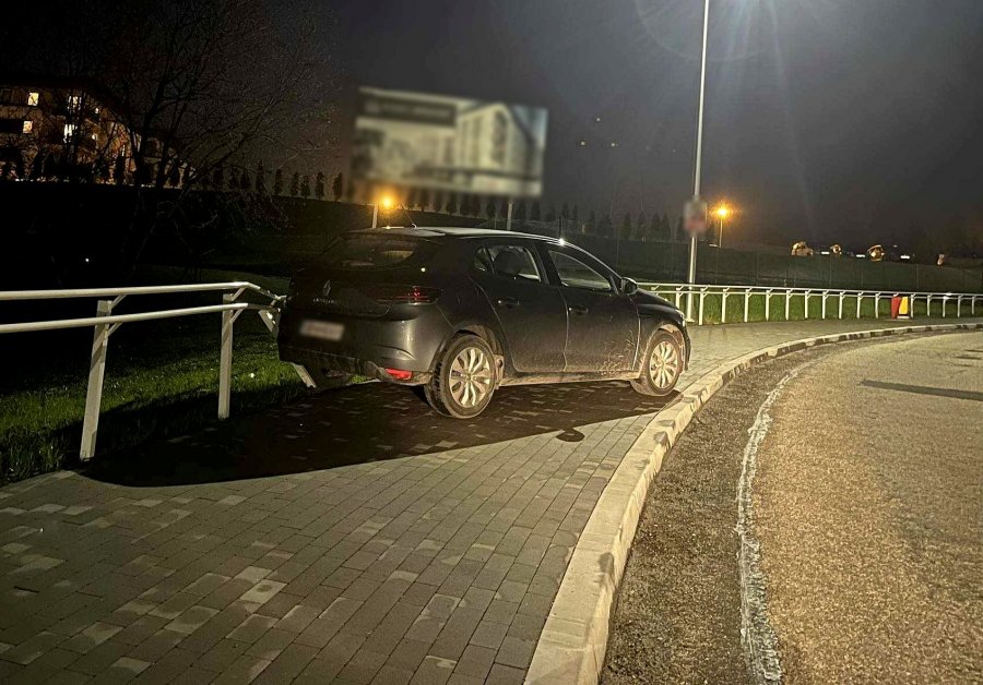Stoczył się i uszkodził nowe bariery. Gdyby nie one, auto wpadłoby do kościoła - foto