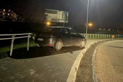 Stoczył się i uszkodził nowe bariery. Gdyby nie one, auto wpadłoby do kościoła - foto