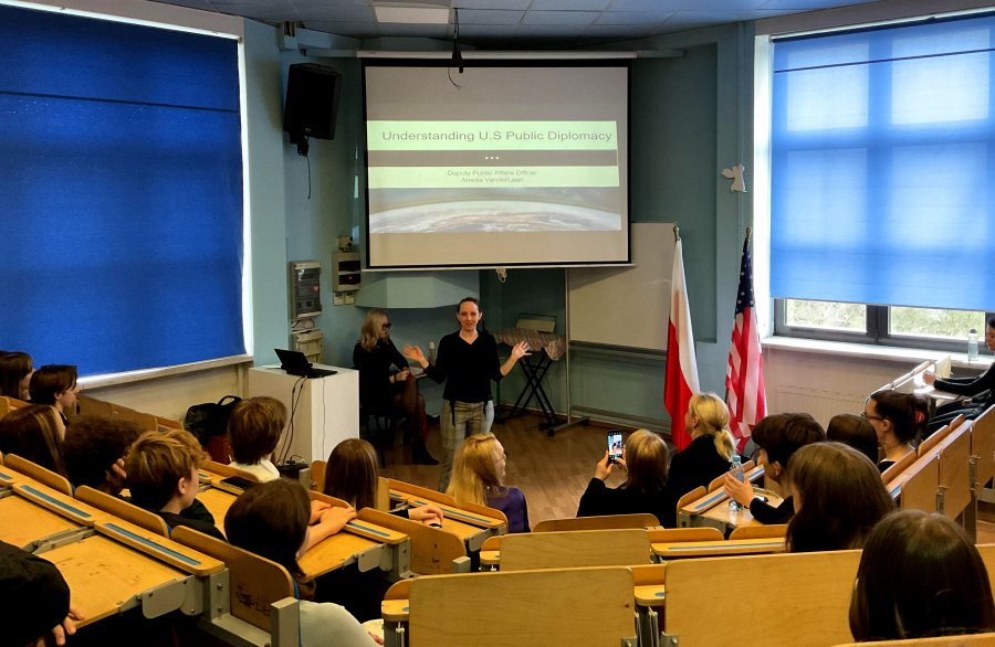 Konsul USA z wizytą w bielskiej szkole. Wyjaśniała jak wygląda praca w dyplomacji - foto