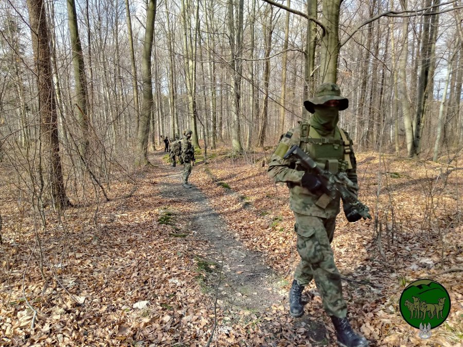 Policja wydała komunikat. Osoby w mundurach i replikami broni w Starym Bielsku