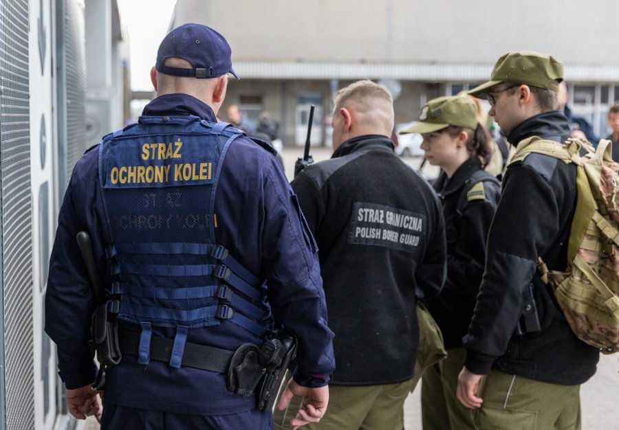 Przechodził przez tory w niedozwolonym miejscu. Został wydalony z kraju - foto