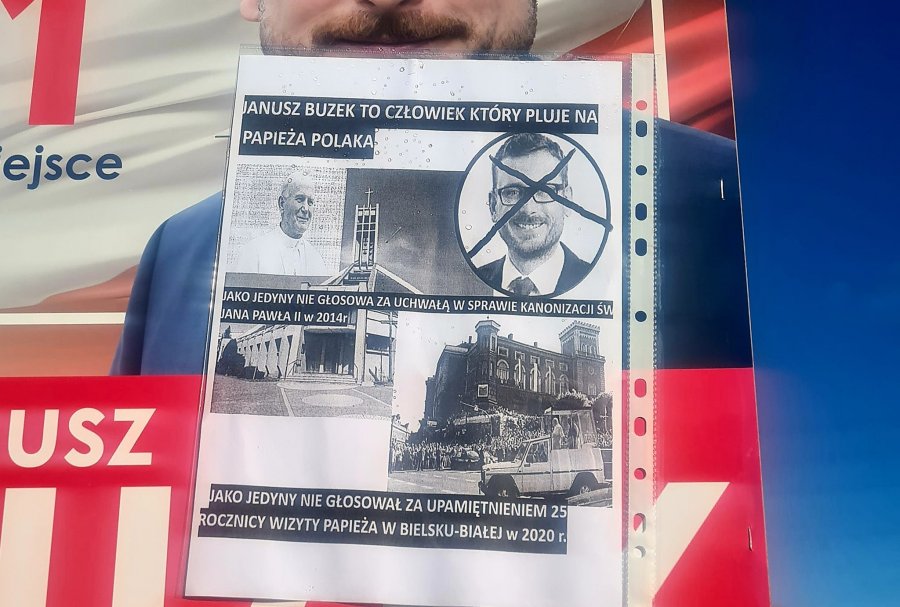 Brutalna kampania na największym bielskim osiedlu. „Pluje na papieża Polaka” - foto