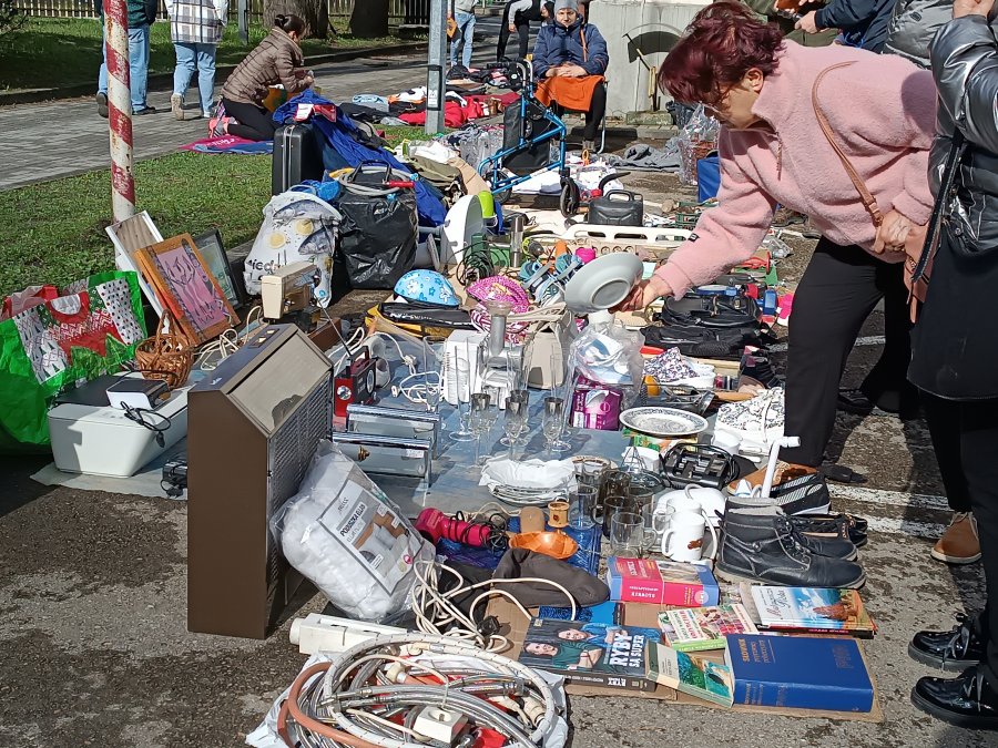 Wyprzedaż garażowa w Kamienicy. Czas na handel i integrację społeczności - foto