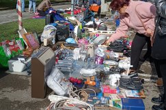 Wyprzedaż garażowa w Kamienicy. Czas na handel i integrację społeczności - foto