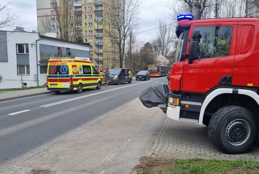 Potrącenie na osiedlu Słonecznym. Nastolatka wtargnęła pod koła zza autobusu - foto