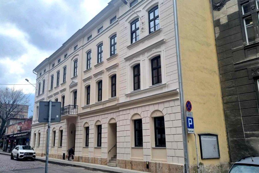 Wypiękniała kolejna kamienica. Jej ścianę ma zdobić folklorystyczny mural - foto