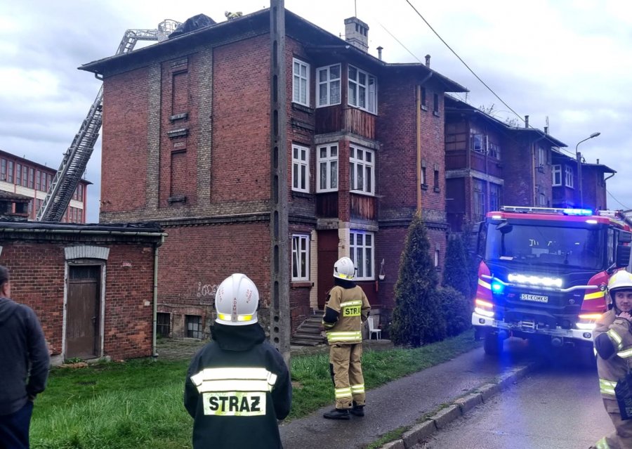 Niespokojny dzień w regionie. Wśród zgłoszeń zerwany dach i zawalony komin - foto