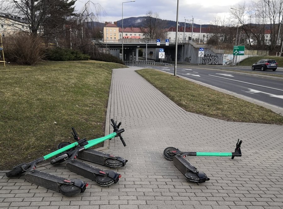 Hulajnogi elektryczne wróciły na bielskie ulice. Są jasne wytyczne, jak należy je użytkować