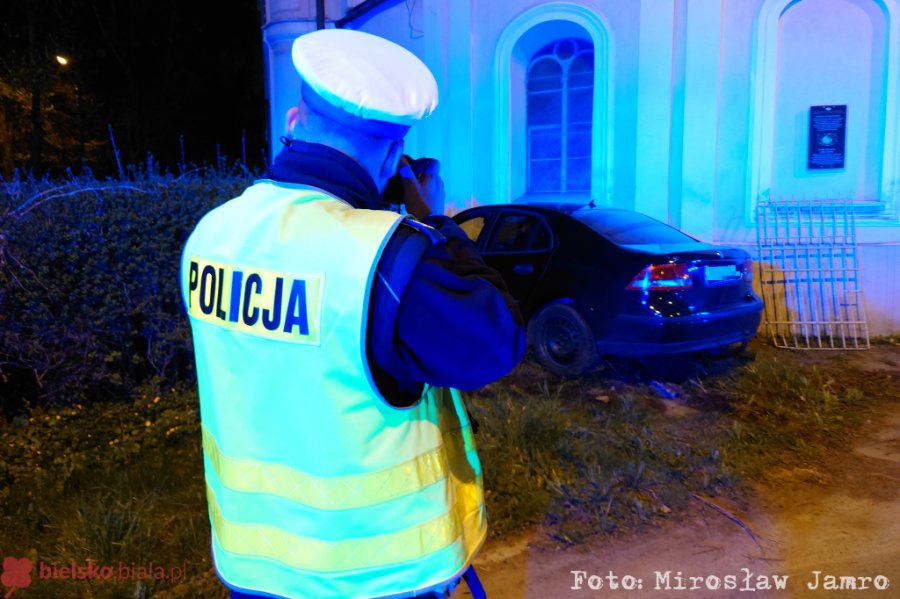 Samochód uderzył w ścianę kościoła. Zabawne tłumaczenie pijanego kierowcy! - foto