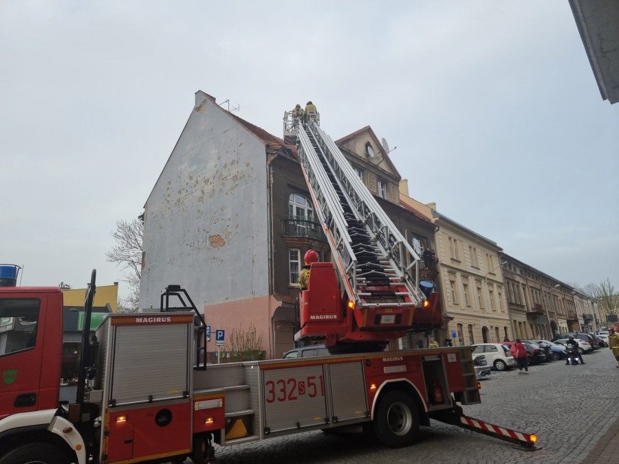 Silny wiatr zrywa dachy i łamie drzewa. Akcja służb w centrum Bielska-Białej - foto