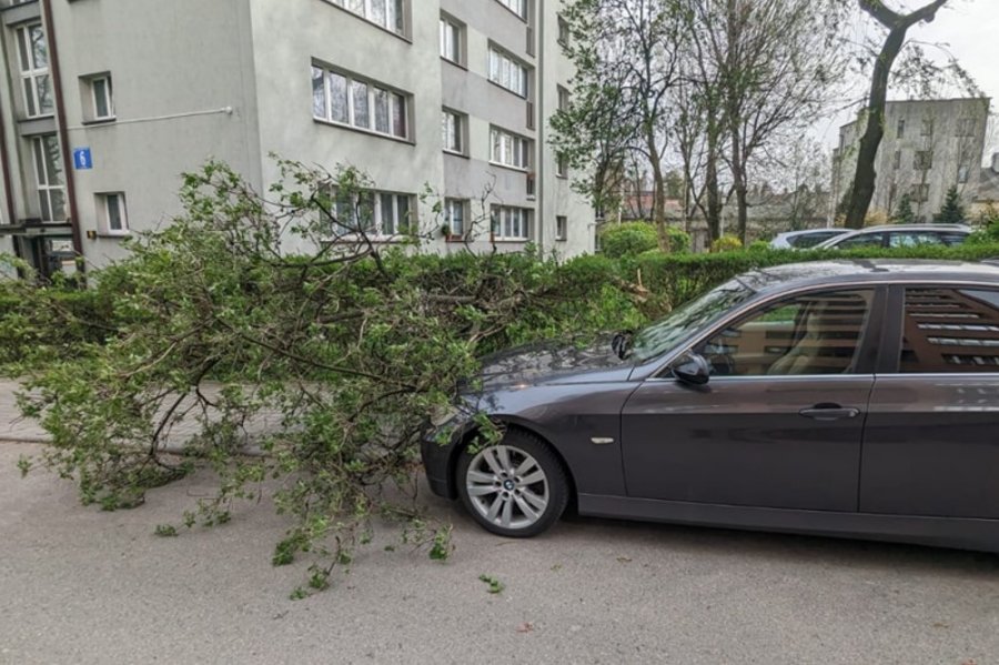 Ponad setka wyjazdów w mieście i powiecie. Strażacy mieli pełne ręce roboty - foto