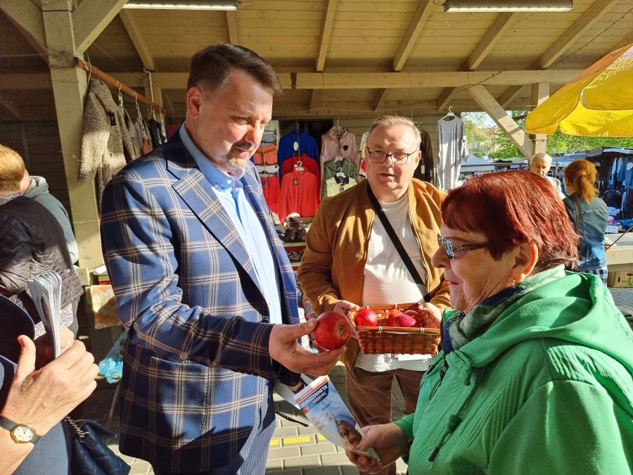 Zaskakujące spotkanie kandydatów na prezydenta. Obaj agitowali na targowisku - foto