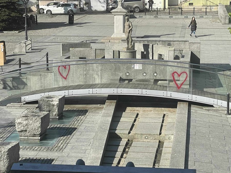 Dewastacja pod okiem kamer. Ktoś pod osłoną nocy „przyozdobił” Rynek farbą - foto