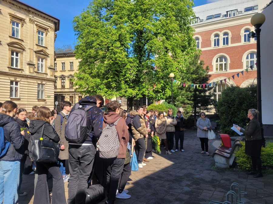 Złożyli żonkile pod pamiątkową tablicą. Uczniowie pamiętają bolesne wydarzenia