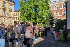 Złożyli żonkile pod pamiątkową tablicą. Uczniowie pamiętają bolesne wydarzenia