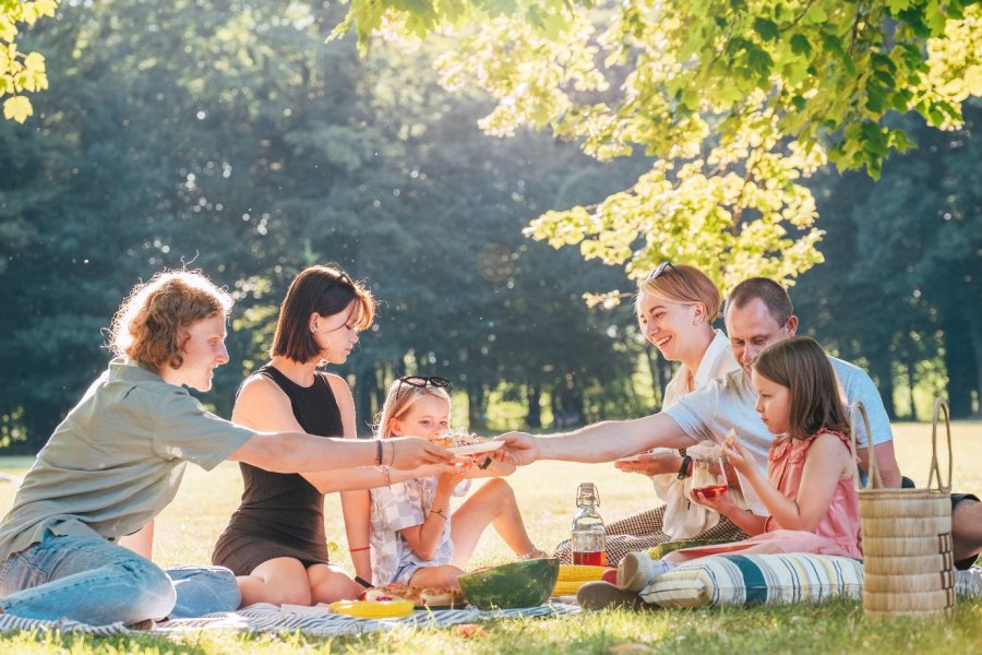Piknik w miejskim stylu: modne akcesoria i ekologiczne rozwiązania