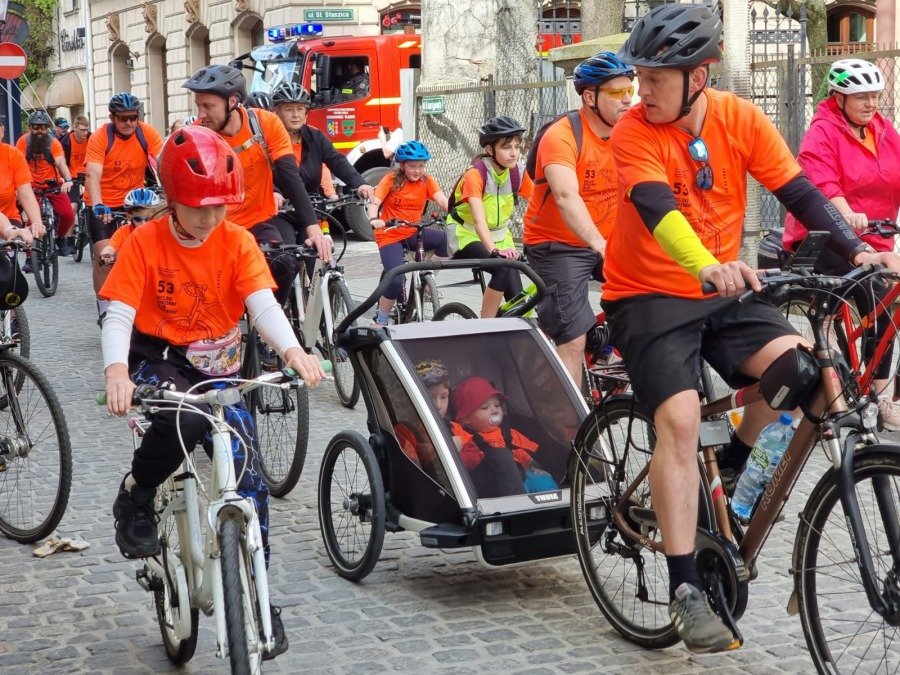 Na starcie całe rodziny z dziećmi. Pomarańczowy peleton ruszył do Bestwiny - foto