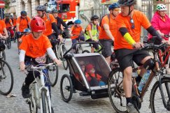 Na starcie całe rodziny z dziećmi. Pomarańczowy peleton ruszył do Bestwiny - foto