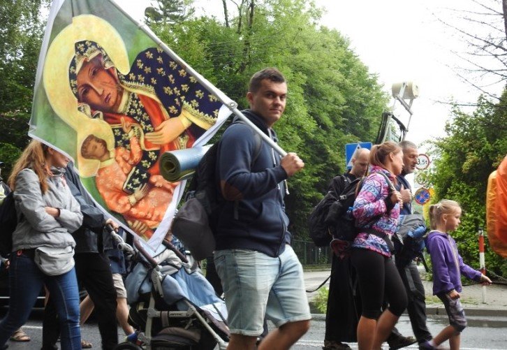 Piesza pielgrzymka spowoduje utrudnienia. Świąteczny rozkład jazdy MZK