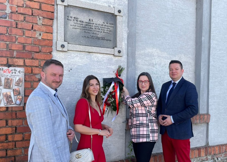 Złożyli kwiaty pod pamiątkową tablicą. Tamten strajk odmienił los robotników - foto