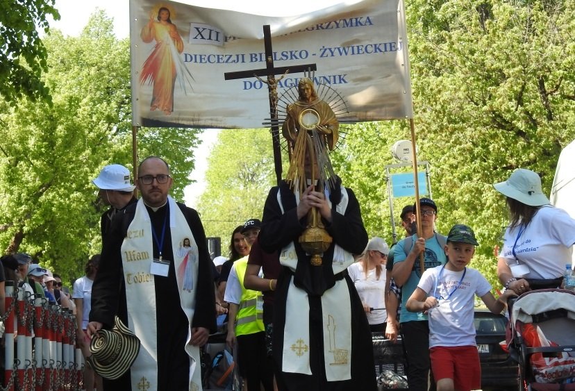 Pokonają 100 km w trzy dni. Po raz dwunasty wyruszyli z Hałcnowa - foto