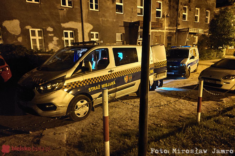 Pod okiem kamery dzielili białą substancję. Wysłano patrol straży miejskiej - foto