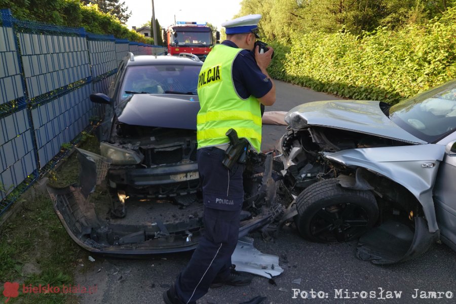 Czołowe zderzenie w Wapienicy. Zjechała na przeciwległy pas, potem się oddaliła - foto