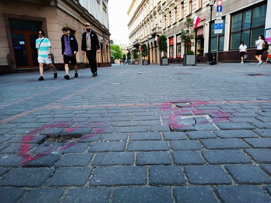 W centrum można skręcić kostkę. Ktoś sprayem oznaczył liczne ubytki w bruku - foto