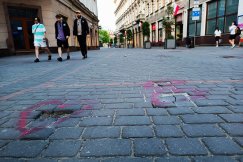 W centrum można skręcić kostkę. Ktoś sprayem oznaczył liczne ubytki w bruku - foto