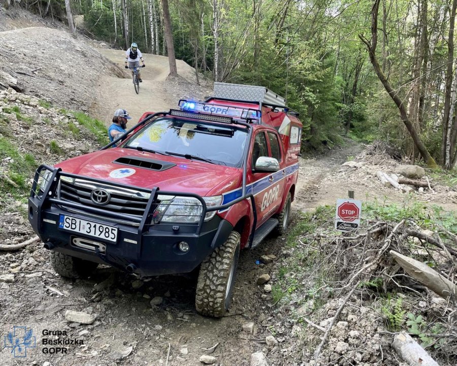 Wiele wypadków w trakcie majówki. Ranny rowerzysta stracił przytomność  - foto