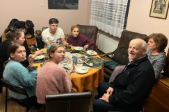 Chcieli adoptować dwójkę, wychowali siódemkę. „Nagrodą jest to, że te dzieci są z nami”