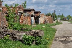To też jest historia obozu. Te budynki są kompletnie zrujnowane - foto