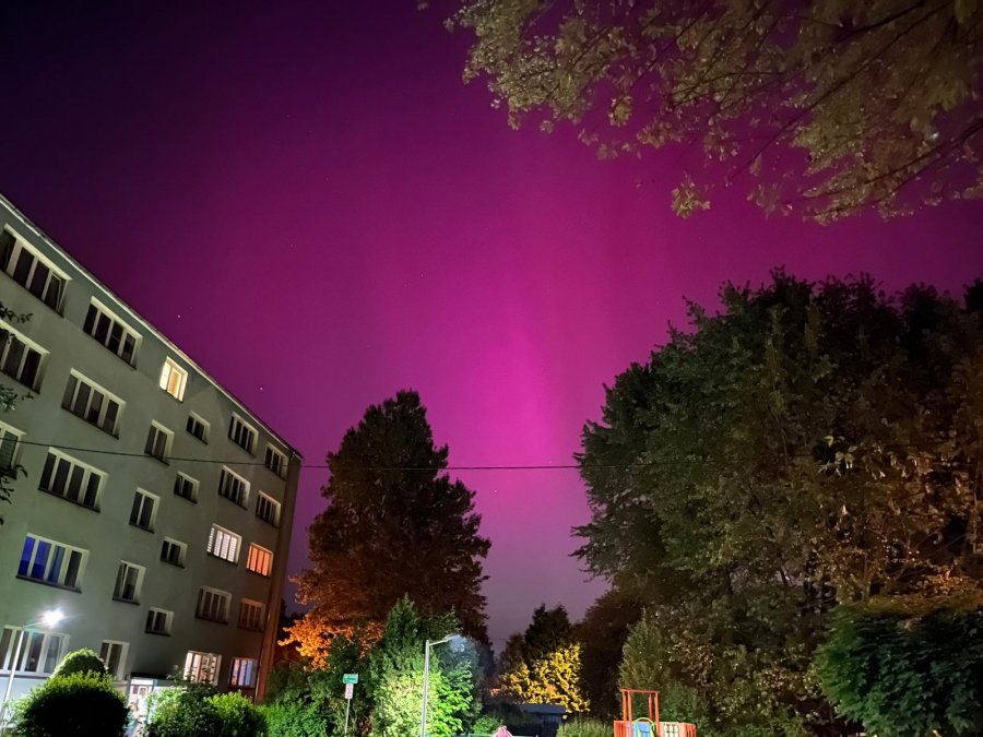 Piękna noc nad miastem. Długimi godzinami można było podziwiać zorzę polarną - foto
