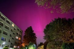 Piękna noc nad miastem. Długimi godzinami można było podziwiać zorzę polarną - foto