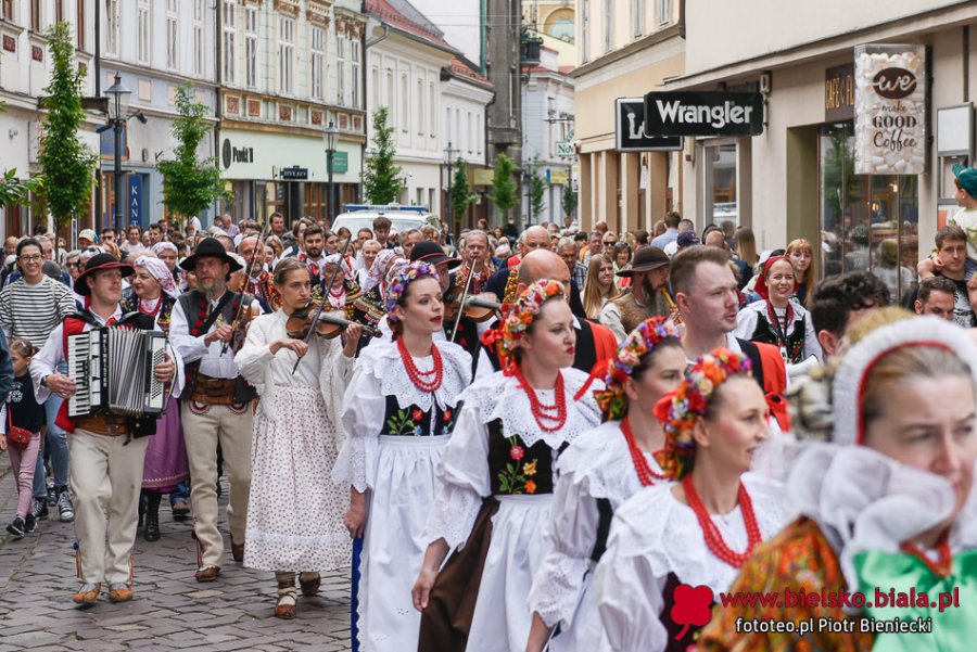 Stroje ludowe i muzyka folkowa. Publiczność na placu była zachwycona ZDJĘCIA