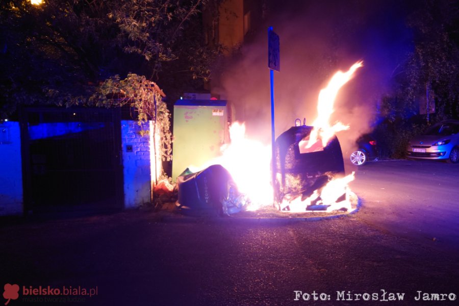 Nocny pożar na osiedlu. Płonęły kontenery ze śmieciami i odzieżą - foto