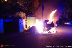 Nocny pożar na osiedlu. Płonęły kontenery ze śmieciami i odzieżą - foto