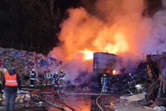 Całonocna akcja gaśnicza. Doszło do podpalenia składowiska odpadów? ZDJĘCIA