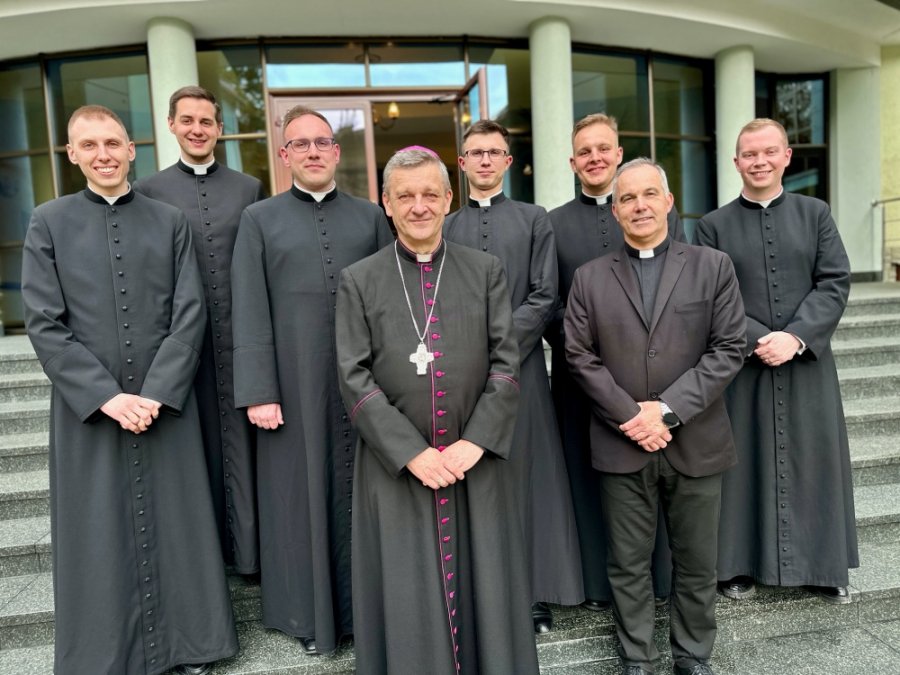Diecezja czeka na nowych księży. Przed święceniami rozmawiali z biskupem - foto