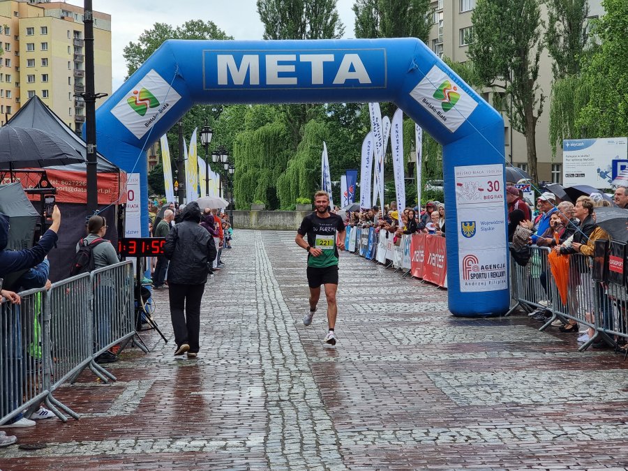 Bieg Fiata w strugach deszczu. Kenijczyk wygrał prawdopodobnie ostatnią edycję imprezy - foto