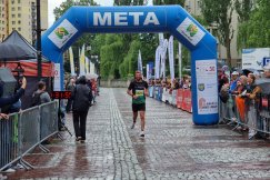 Bieg Fiata w strugach deszczu. Kenijczyk wygrał prawdopodobnie ostatnią edycję imprezy - foto