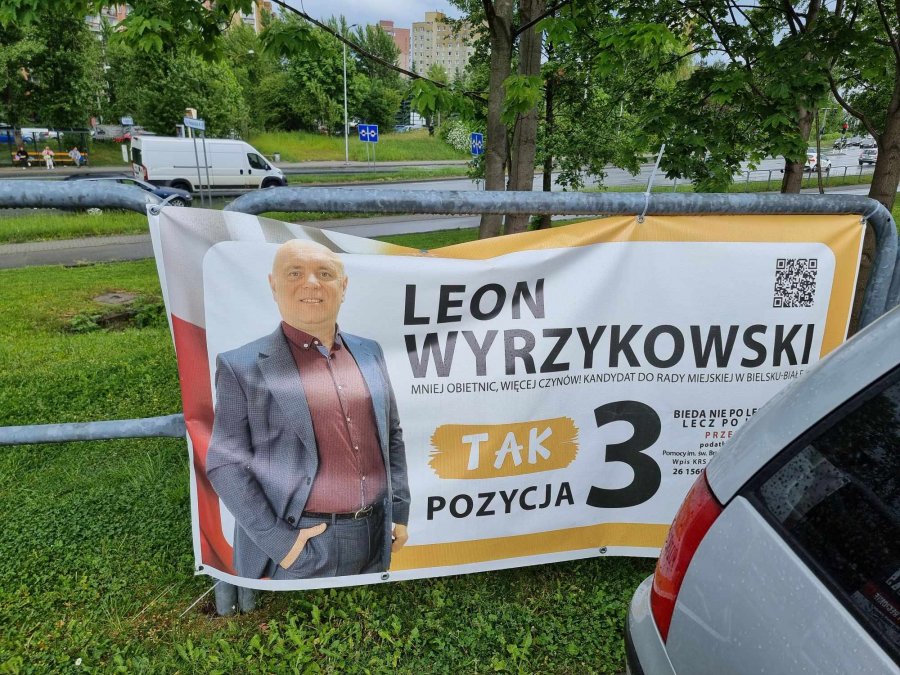 Miesiąc po wyborach, a plakaty dalej wiszą. Miasto powinno podjąć radykalne środki?