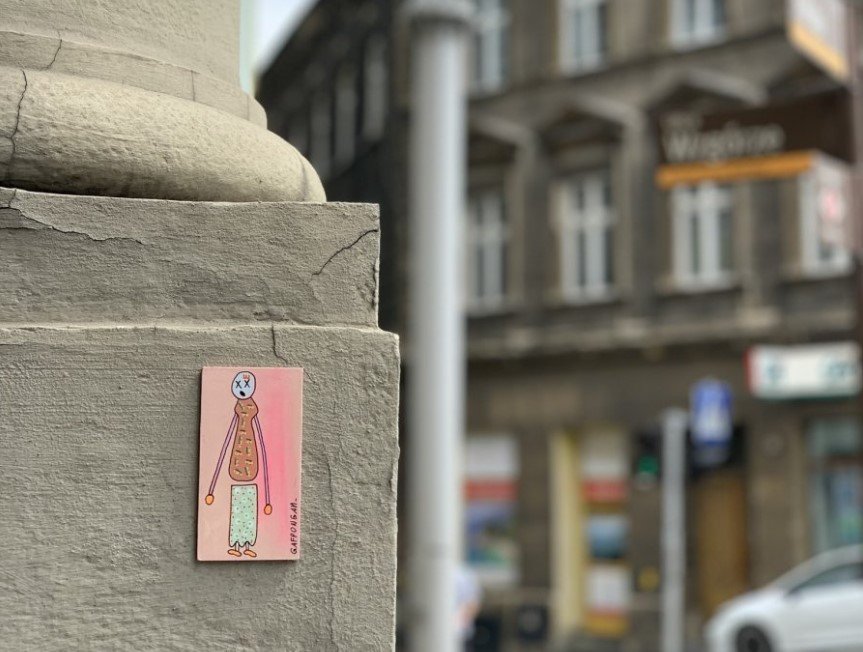 Tajemnicze malunki na fasadach bielskich kamienic. Ich autor odwiedza różne miejsca w Europie - foto