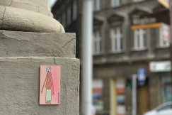 Tajemnicze malunki na fasadach bielskich kamienic. Ich autor odwiedza różne miejsca w Europie - foto