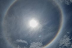 Niezwykłe zjawisko optyczne nad miastem. Doskonale widoczne były kolorowe kręgi - foto