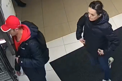 Trzy miesiące temu okradli drogerię w Gemini Park. Policja publikuje wizerunek pary - foto