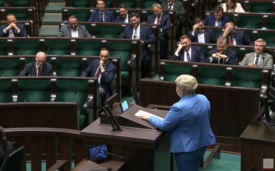 Wystąpienie poseł z okręgu bielskiego podbija sieć. Miała problem z odczytaniem kilku słów - film