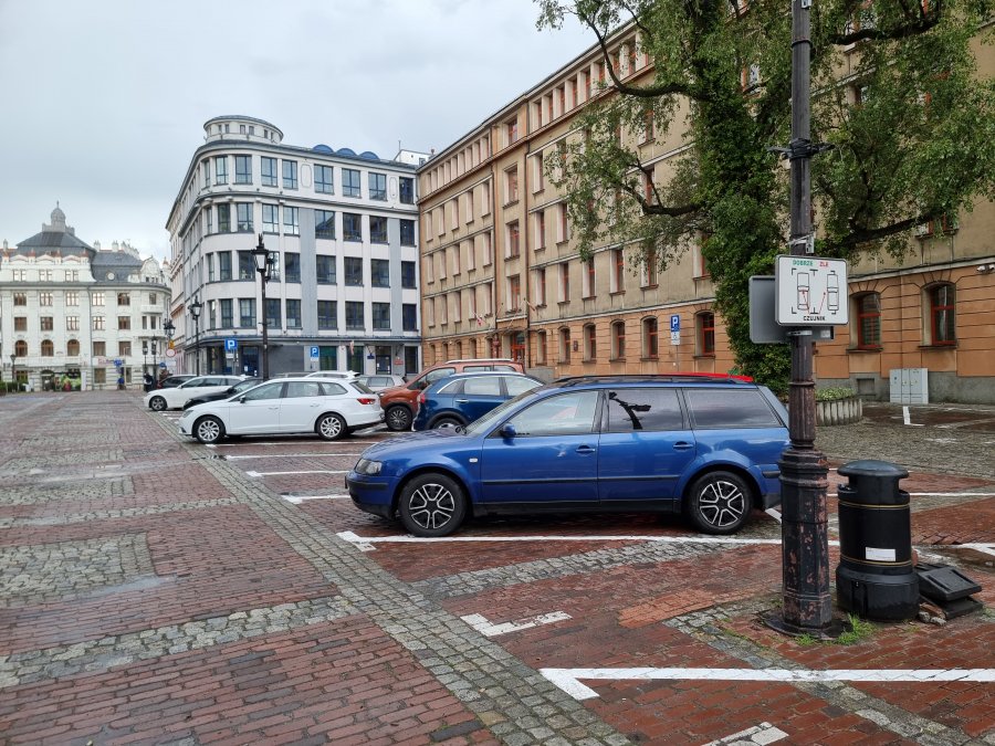 Nowy sposób parkowania przed Ratuszem. Zmiany wymusili mieszkańcy